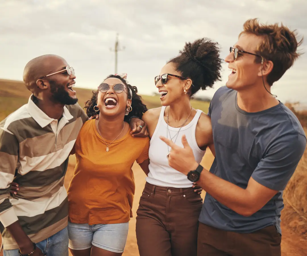 Um grupo de pessoas felizes utilizando um dispositivo de tradução instantânea, demonstrando a eficácia da tradução ao vivo e da tradução de voz.