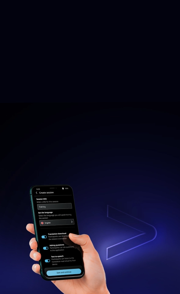 Uma mão a segurar um smartphone que exibe o ecrã «Criar sessão» da aplicação Vasco AUDIENCE. A interface com tema escuro apresenta o título da sessão definido como «Formação», o idioma definido como «Inglês» e botões ativos para o download da tradução, para fazer perguntas e para a conversão de texto em voz, acima de um botão ciano «Guardar e continuar».