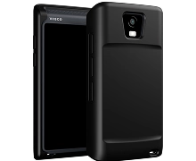 Capa de silicone preta lisa para o Vasco Translator Q1, apresentada num dispositivo preto, vista de frente e de trás. A capa possui um recorte na parte traseira para a câmara do Q1 e uma abertura na parte inferior para prender um porta-chaves ou um cordão.