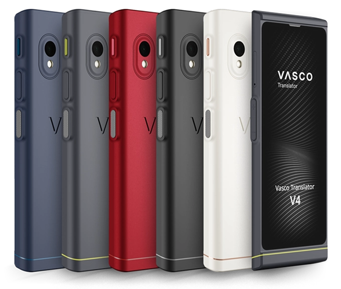Cinco dispositivos Vasco Translator V4 nas cores azul, cinza escuro, vermelho, preto e branco são mostrados na vertical, com um dispositivo exibindo a tela inicial.